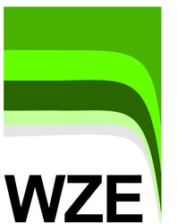 Logo der WZE bestehend aus dem Wort WZE mit grünen Bändern die sich über dem Wort von links oben nach rechts unten erstrecken.